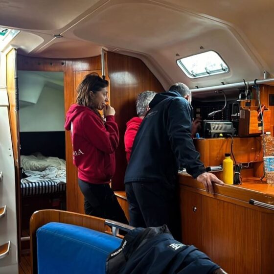 Allievi a bordo durante esercitazione pratica in cabina di una barca a vela